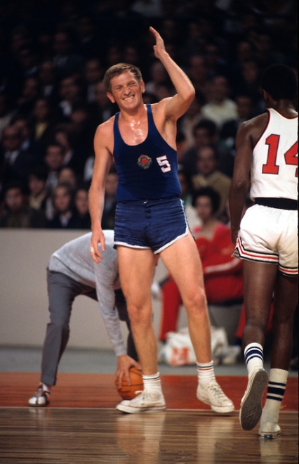 Radivoj Korac con la sua nazionale contro la formazione Usa